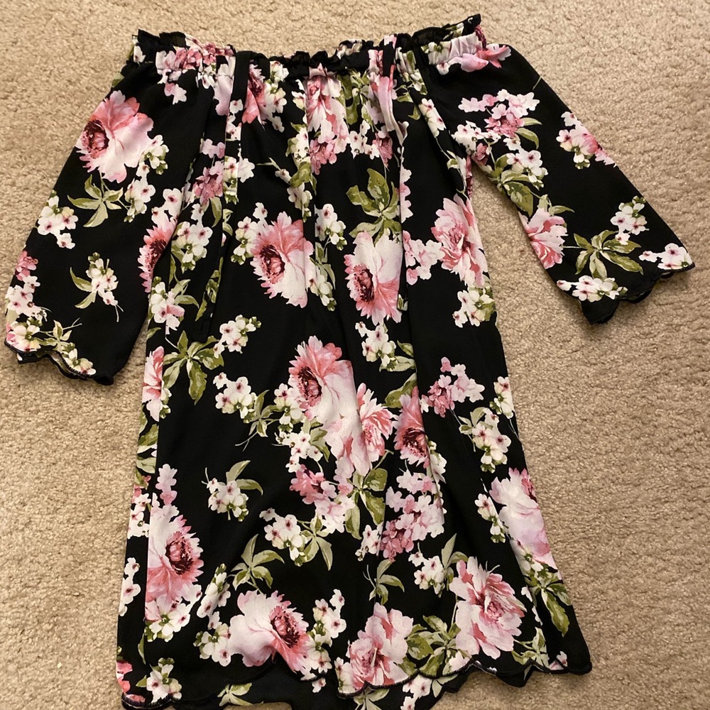 🌸 Flowery dress, off the shoulder